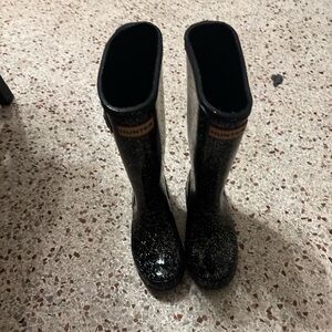Hunter Kids Original Giant Glitter rain boots in black. Si